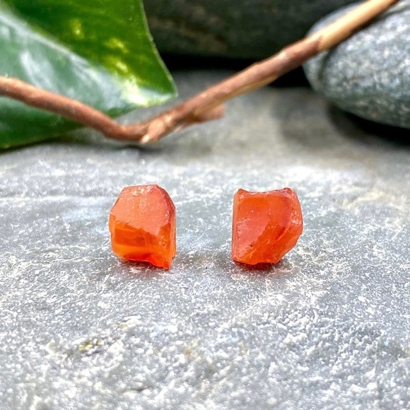 🆕 Raw Carnelian Crystal Stud Gemstone Earrings - Picture 1 of 3